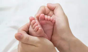 铝holding newborn's feet