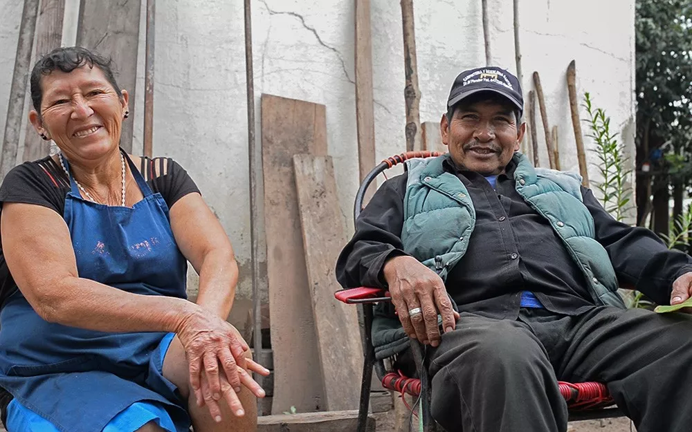 Julia and Felix，a Chagas patient，sitting in front of their home in Bolivia。