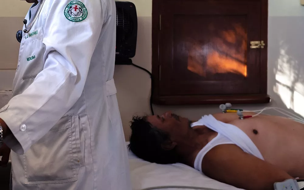 Felix gets an electrocardiogram in Bolivia。