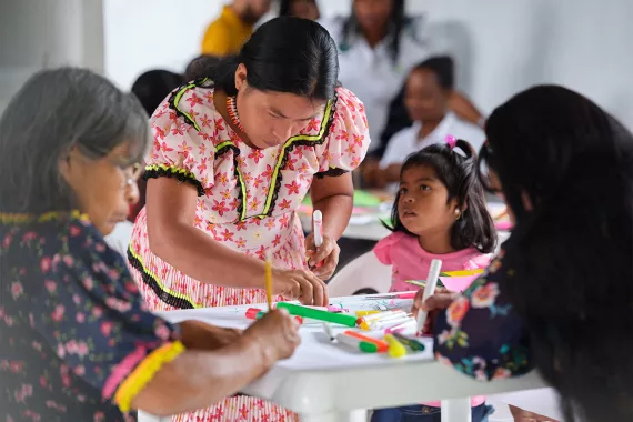 组从women到an indigenous community at a health workshop near Santa Cecilia，Colombia