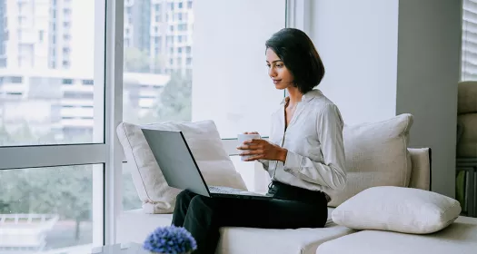 商业woman working on her laptop in a bright atmosphere