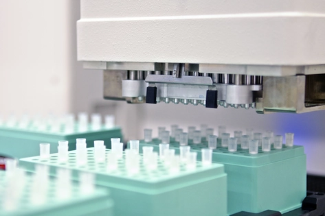 Automated laboratory pipetting machine with microtubes