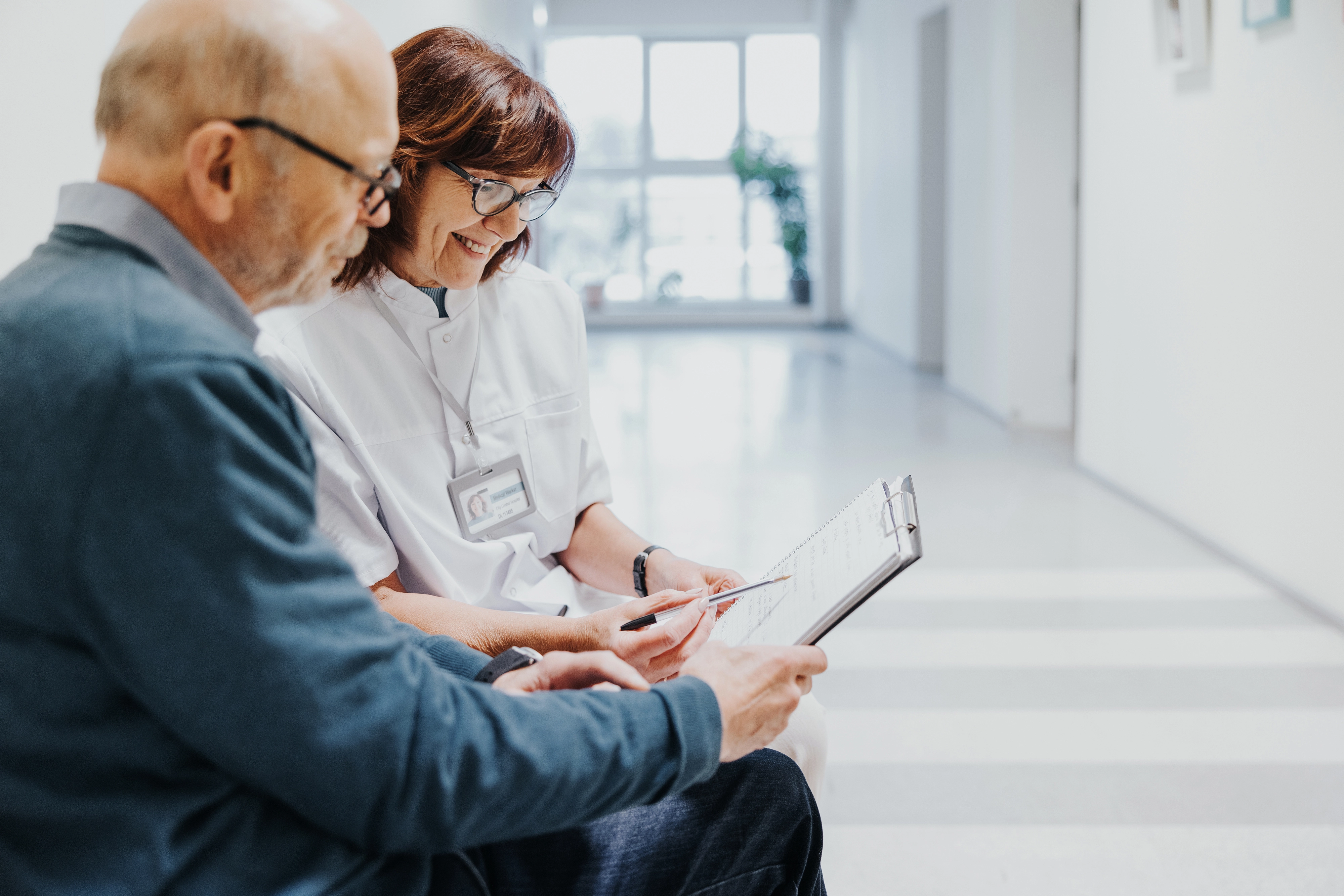 Profesional de la salud con paciente