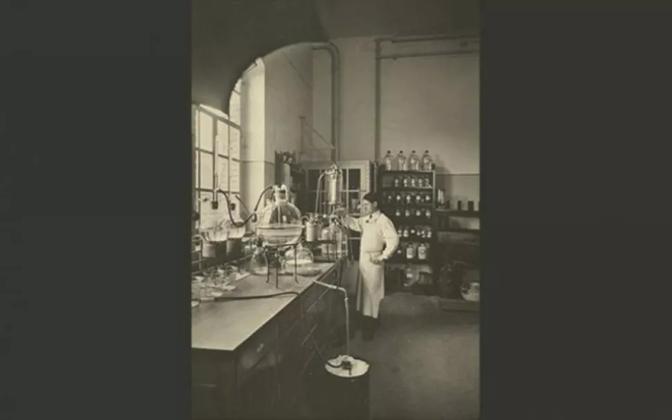 En 1900 Ciba produce sus primeras sustancias farmacéuticas: Vioform (un antiséptico) y Salem (antirreumático)