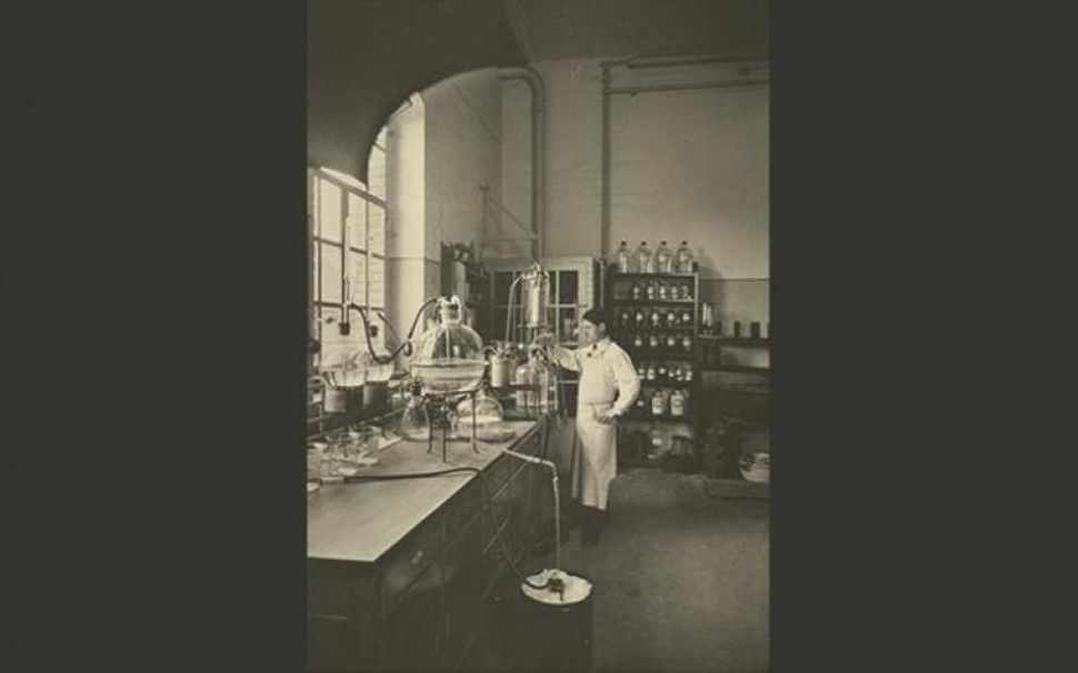 En 1900 Ciba produce sus primeras sustancias farmacéuticas: Vioform (un antiséptico) y Salem (antirreumático)
