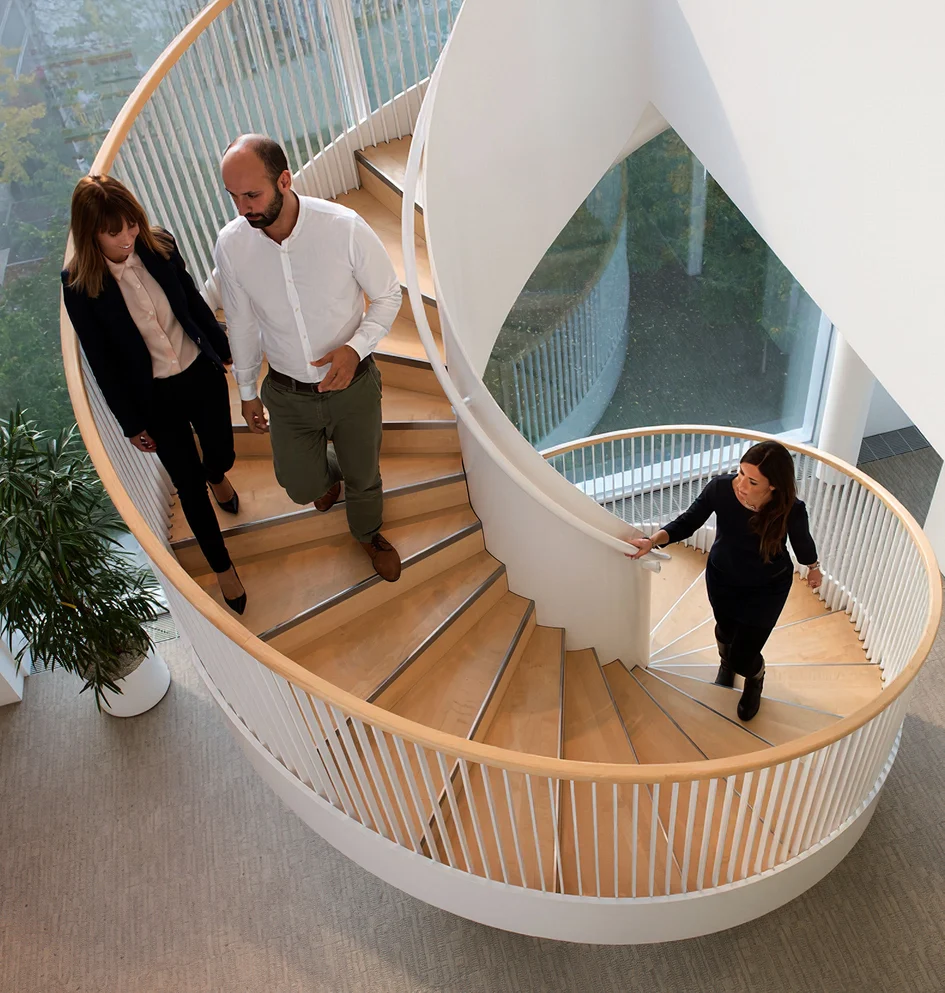 Spiraltreppe in einem modernen Bürogebäude.