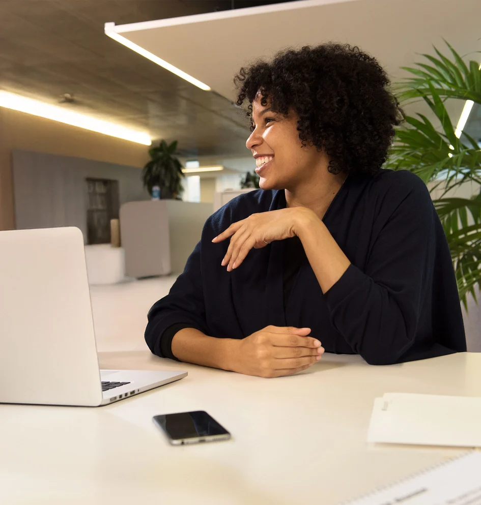 Fachkraft arbeitet in einem modernen Büro.
