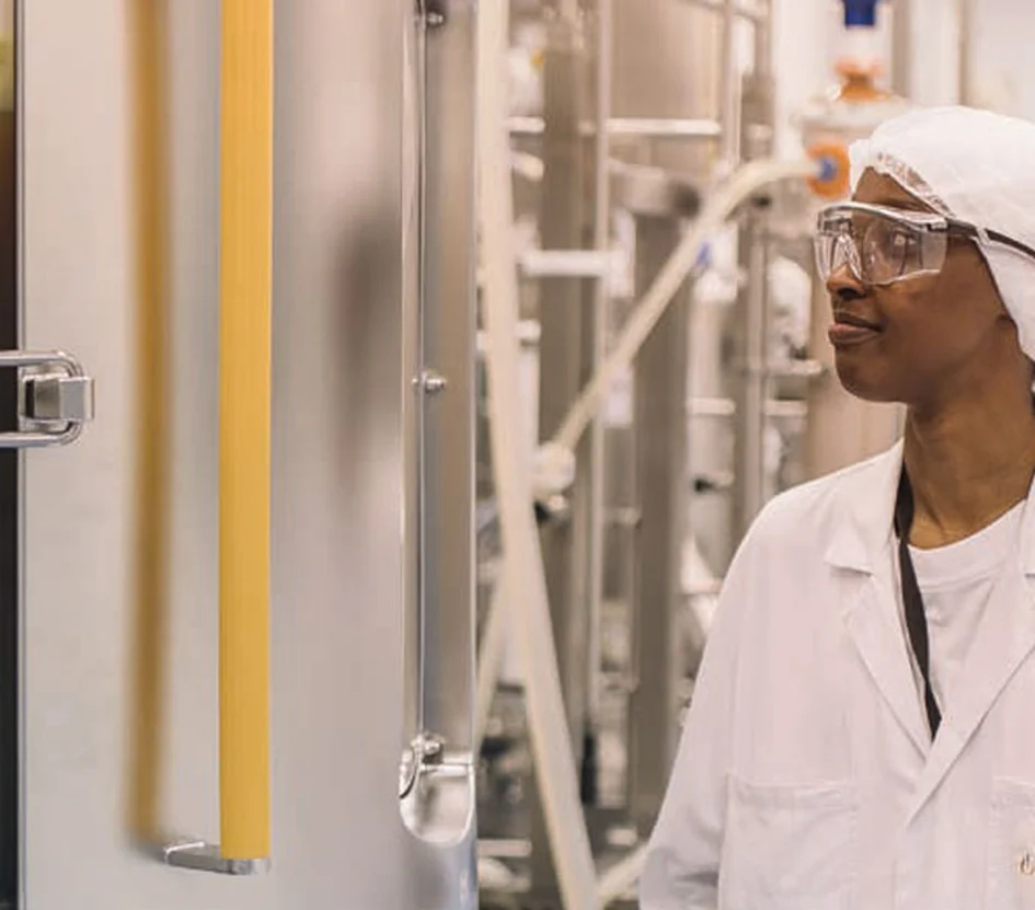 Mitarbeiterin in der Novartis-Produktion