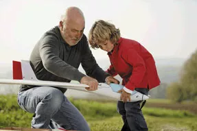 Ältere Mann und Kind mit Modellflugzeug