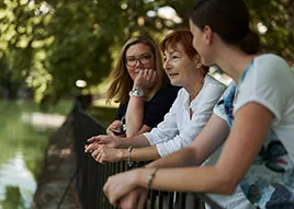 Drei Freundinnen reden im Park