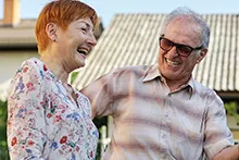 Älteres Paar lachend im Garten