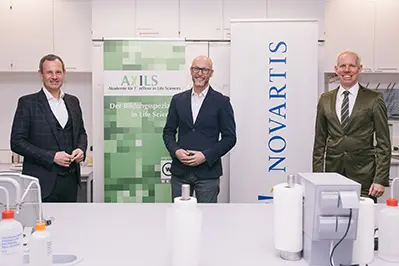 Manfred Pletzer, Mario Riesner und Paul Vyskovky stehen vor einem Labortisch