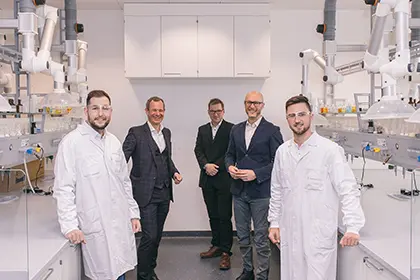 Manfred Pletzer Stefan Lackner und Mario Riesner stehen in einem Labor