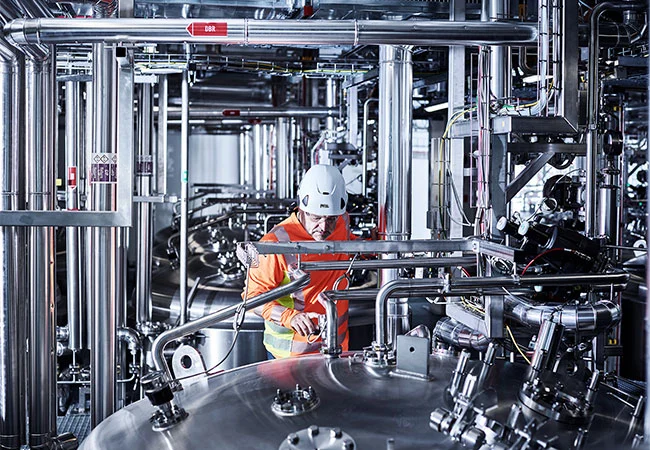 Ein Mann arbeitet an einer Maschine