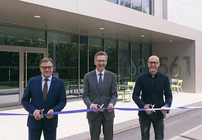 BioFuture Eröffnung - 3 Männer schneiden mit je einer Schere das Band durch