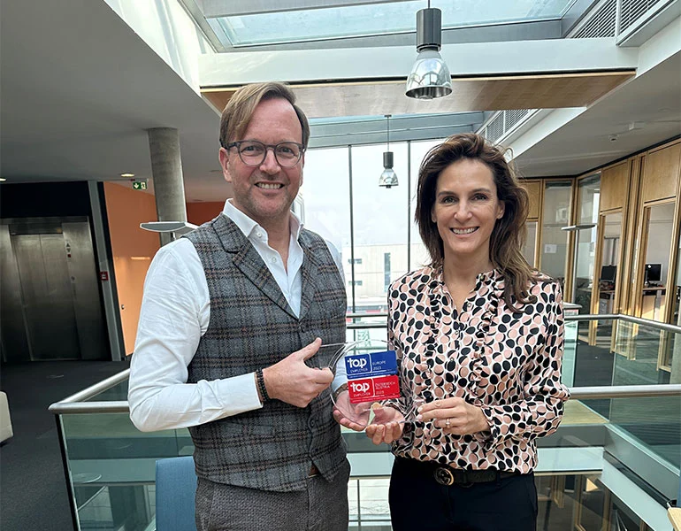 Michael Kocher, Country President Novartis Austria, und Lydia Sedlmayr, Head People & Organization, mit dem Award. © Novartis