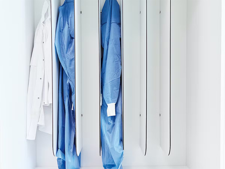 Schutzkleidung ist bei der Arbeit in der Einrichtung von grösster Bedeutung.