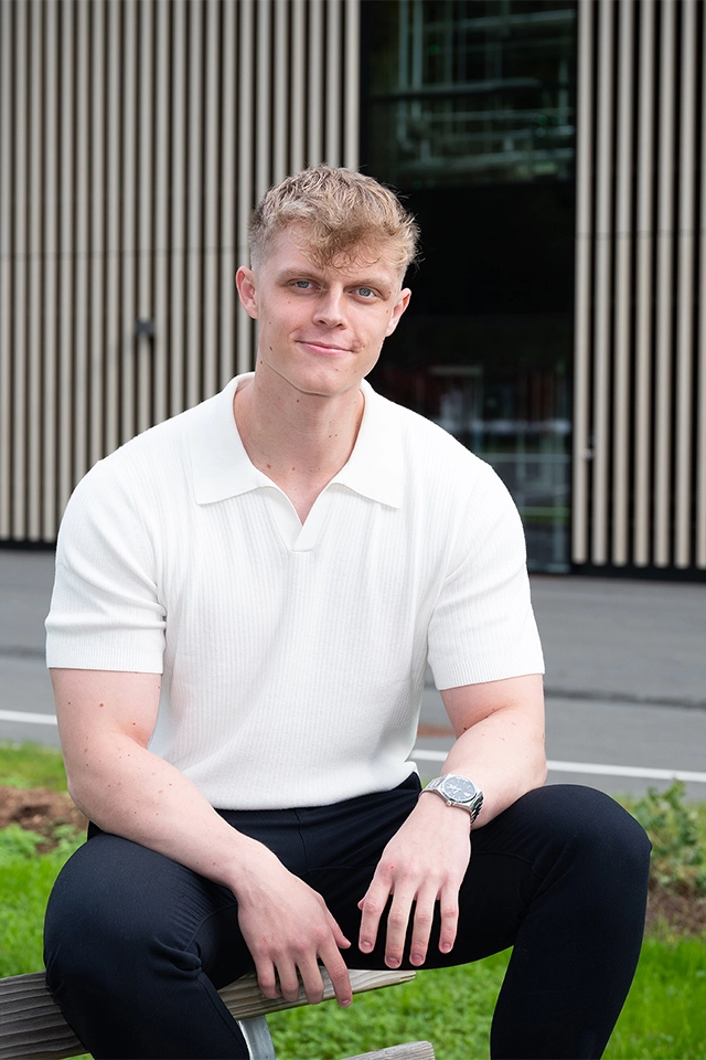 Der 21-Jährige aus Breitenbach am Inn arbeitet am Novartis Standort Schaftenau als Associate Expert Science & Technology. Bildnachweis: Novartis Österreich/Vandory