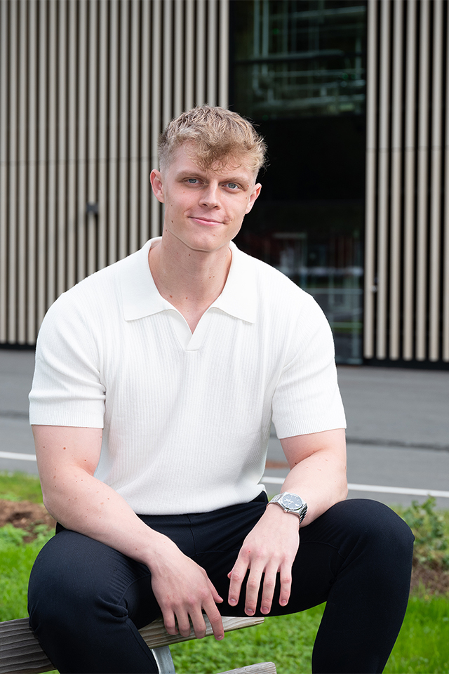 Der 21-Jährige aus Breitenbach am Inn arbeitet am Novartis Standort Schaftenau als Associate Expert Science & Technology. Bildnachweis: Novartis Österreich/Vandory