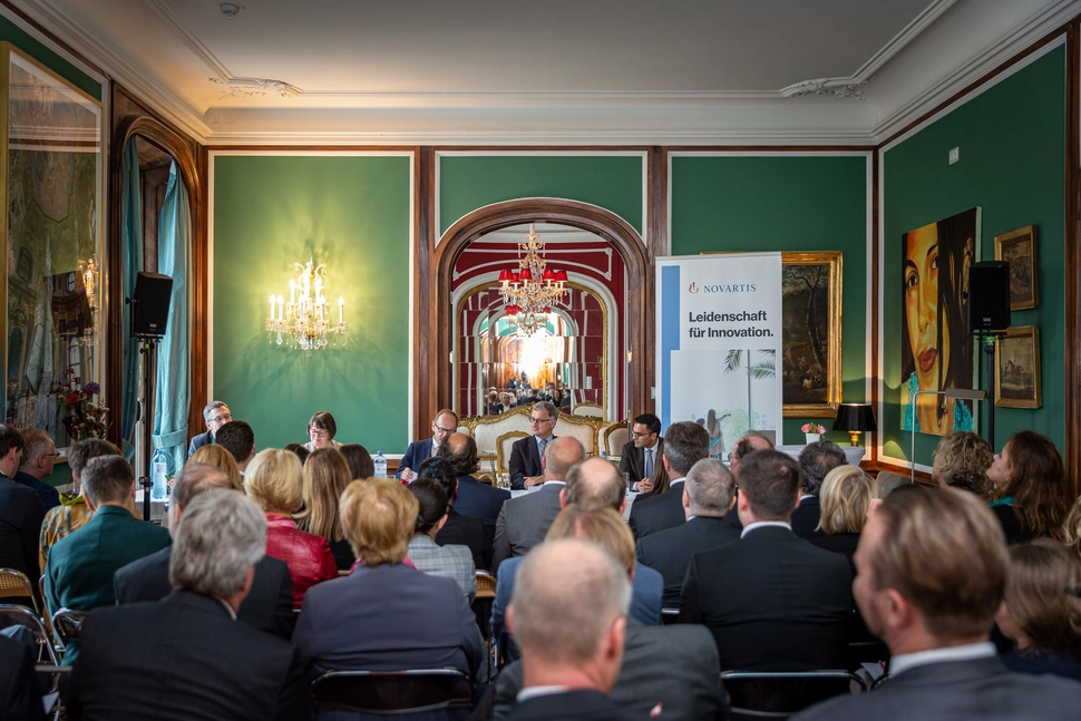 Zahlreiche Gäste in der Schweizer Botschaft in Wien