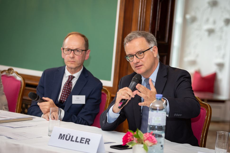 Moderator Gerald Groß, Univ. Prof. Dr. Markus Müller (Rektor Med Uni Wien) 