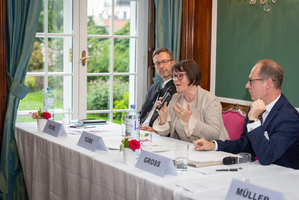Sektionschef Mag. Elmar Pichl (BM für Bildung, Wissenschaft und Forschung), Sektionschefin Dr. Silvia Türk (BM für Arbeit, Soziales, Gesundheit und Konsumentenschutz), Moderator Gerald Groß