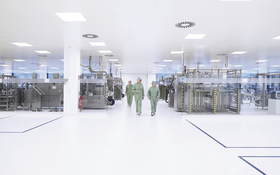 die Produktionshalle mit 3 Mitarbeitern