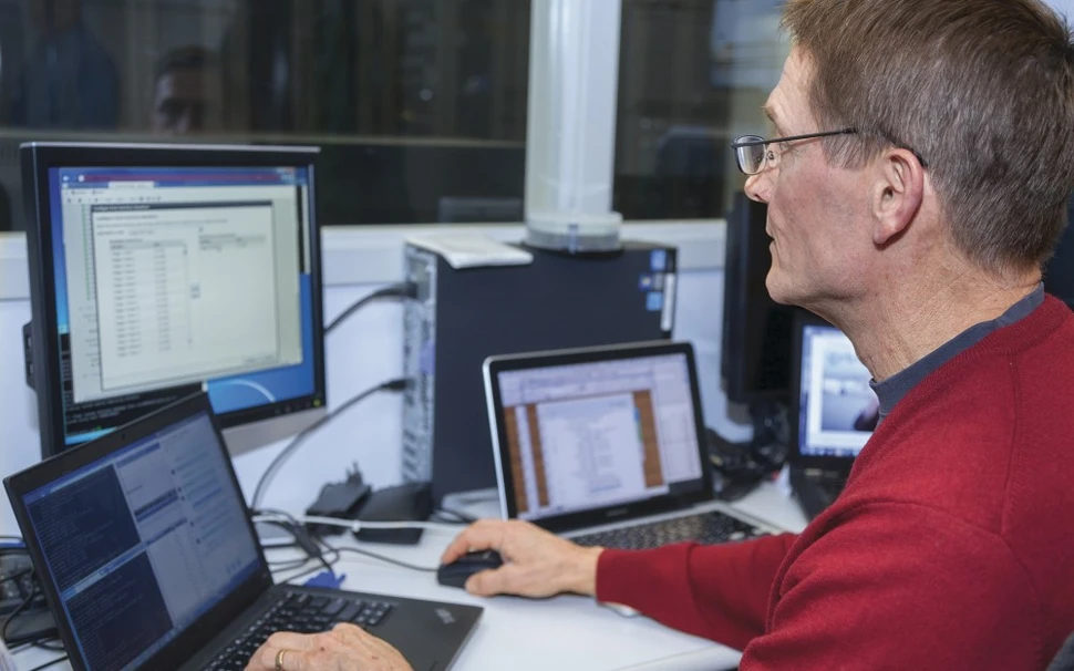 Ein Mitarbeiter kontrolliert die detaillierten Messdaten zu Energieverbräuchen