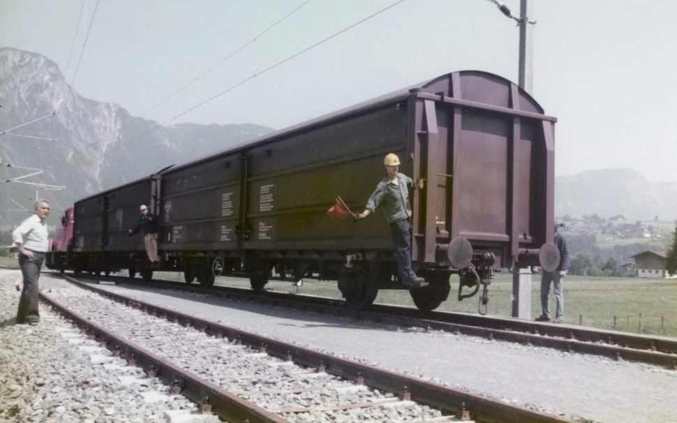 die Begrüßung der ersten Bahnlieferung direkt uns Werk
