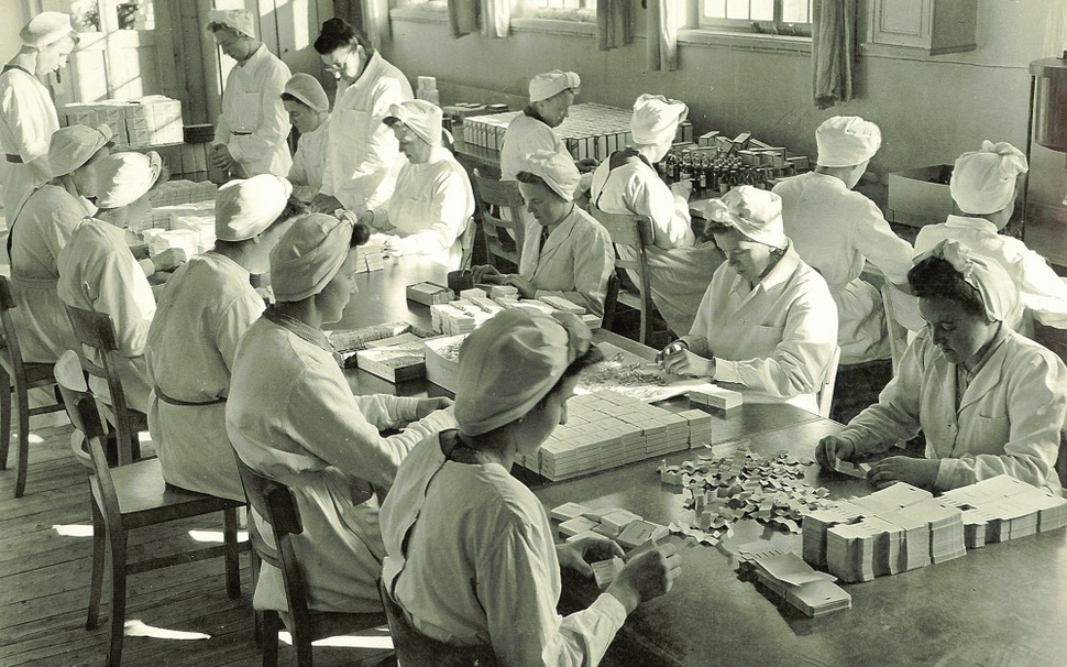 Alles Handarbeit, Frauen am Tisch