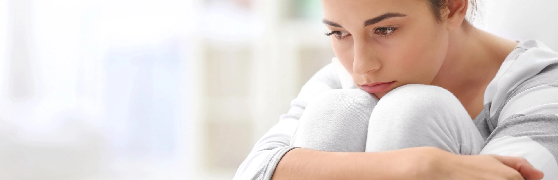 Vrouw in gedachten verzonken