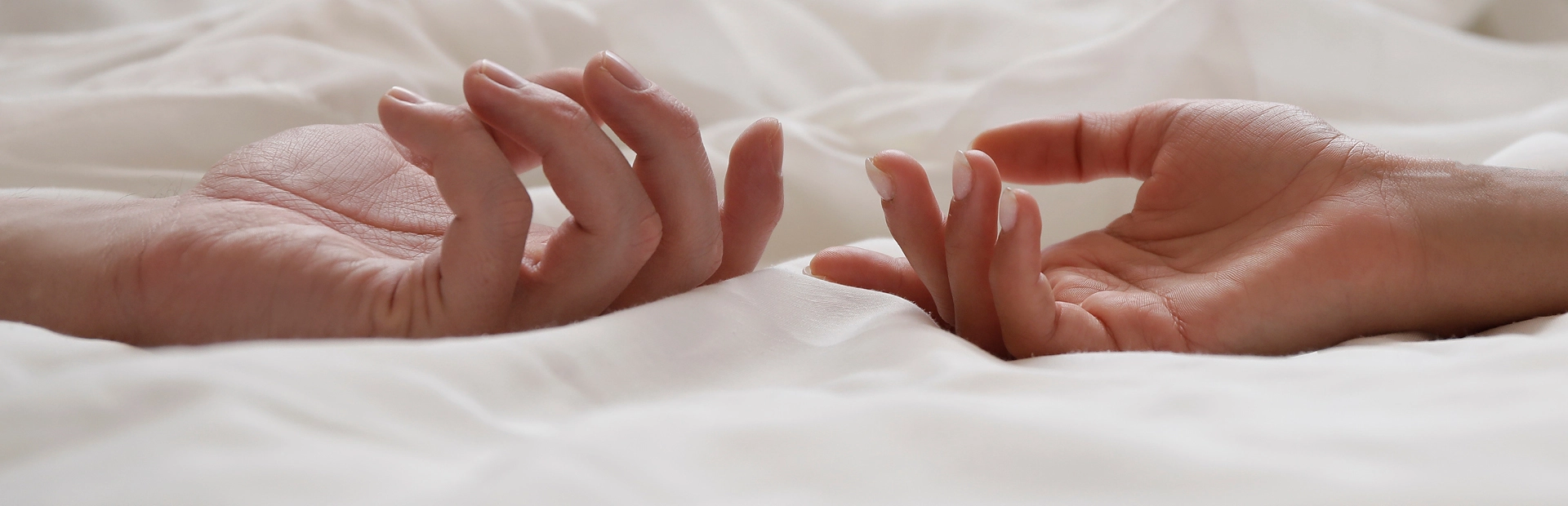 Twee mensen liggen in bed