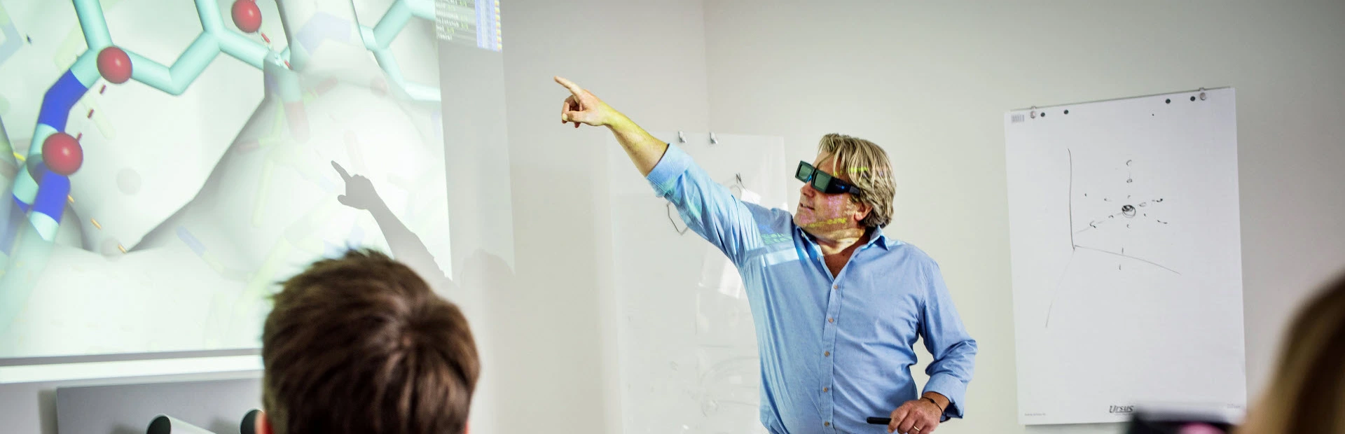 Onderzoeker met 3D-bril geeft een presentatie