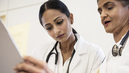 Deux femmes médecins