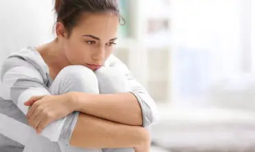 Vrouw in gedachten verzonken