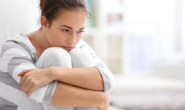Vrouw in gedachten verzonken