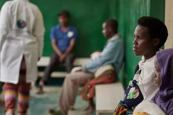 De jeunes patients attendent devant un hôpital au Rwanda