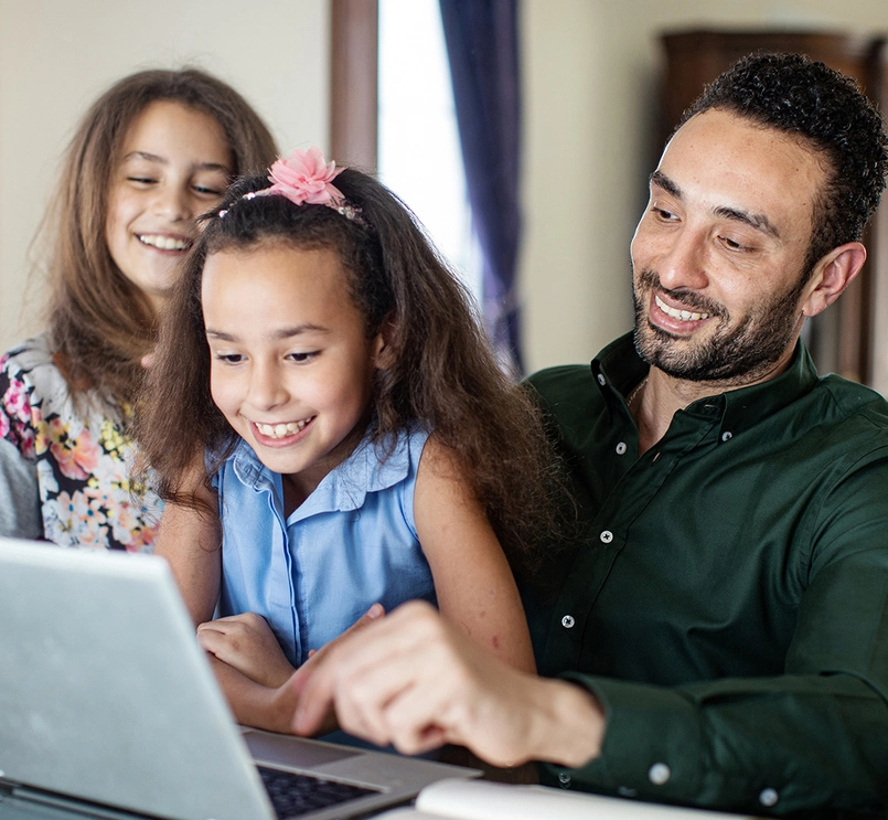 Vader en kinderen leren vanaf een laptop