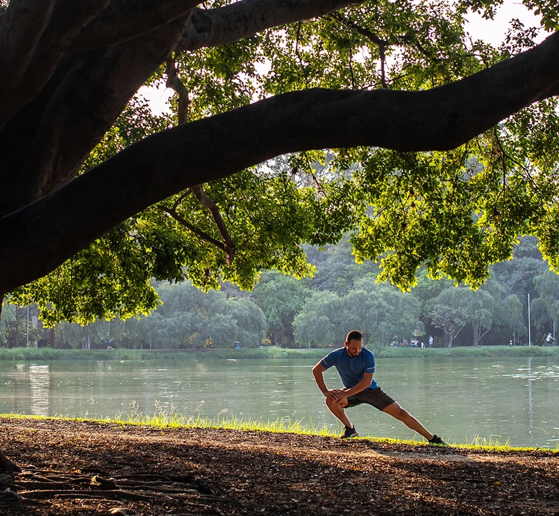 Man doet oefeningnen in een park