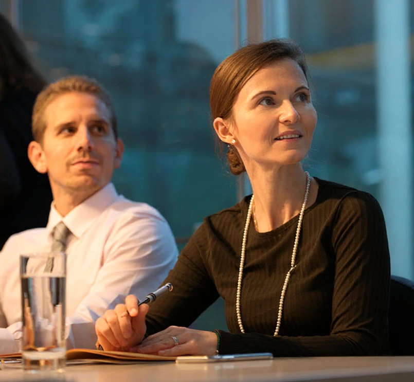 Meeting in een modern kantoor