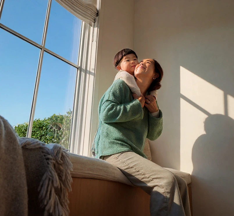 Patient en kind samen voor een zonnig raam