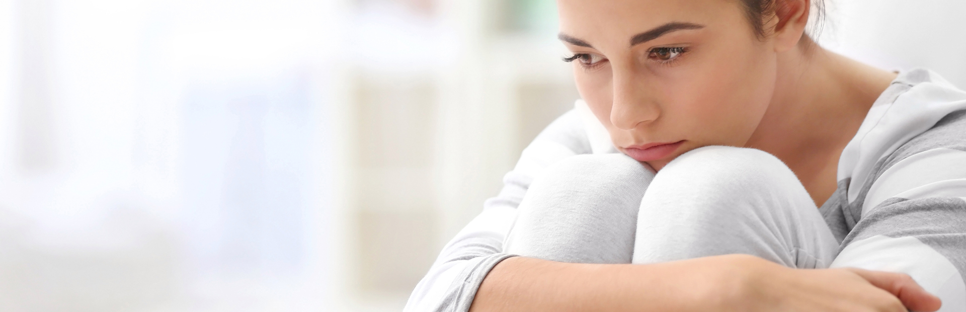 Vrouw in gedachten verzonken