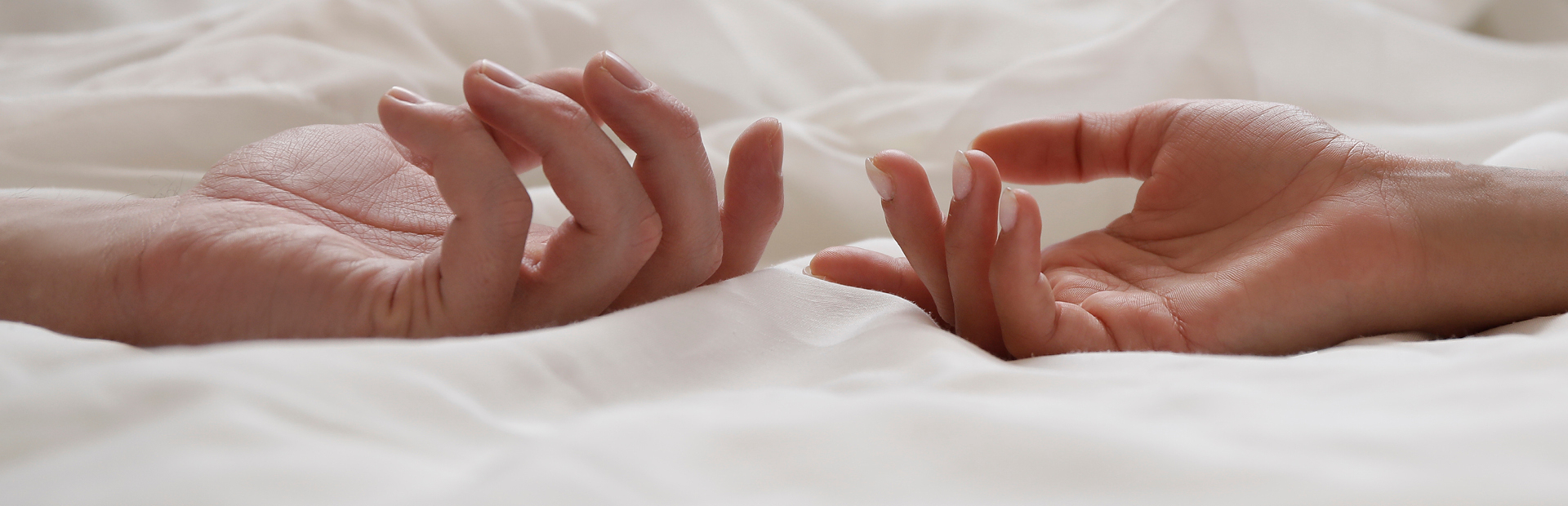 Twee mensen liggen in bed