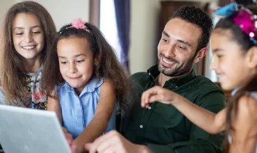 Vader en kinderen leren vanaf een laptop