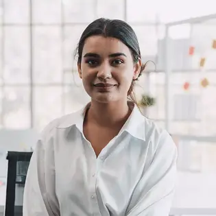 Zakenvrouw met een whiteboard achter haar
