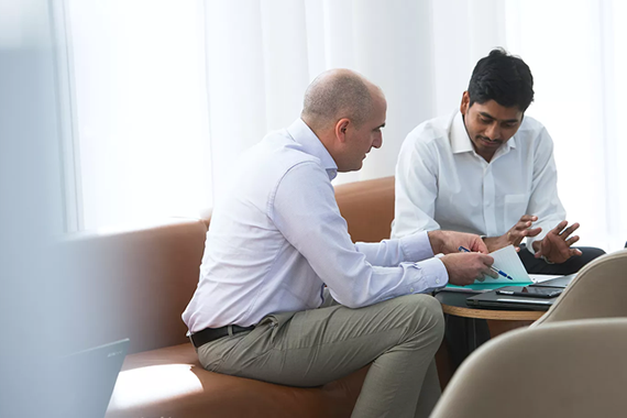 Twee business professionals in gesprek