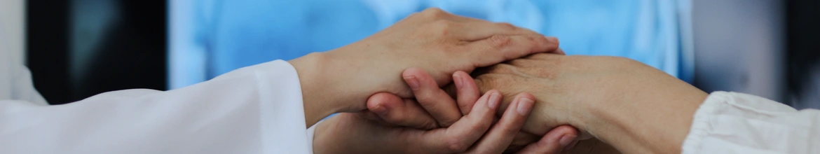 Лекар преглежда пациент с гноен хидраденит