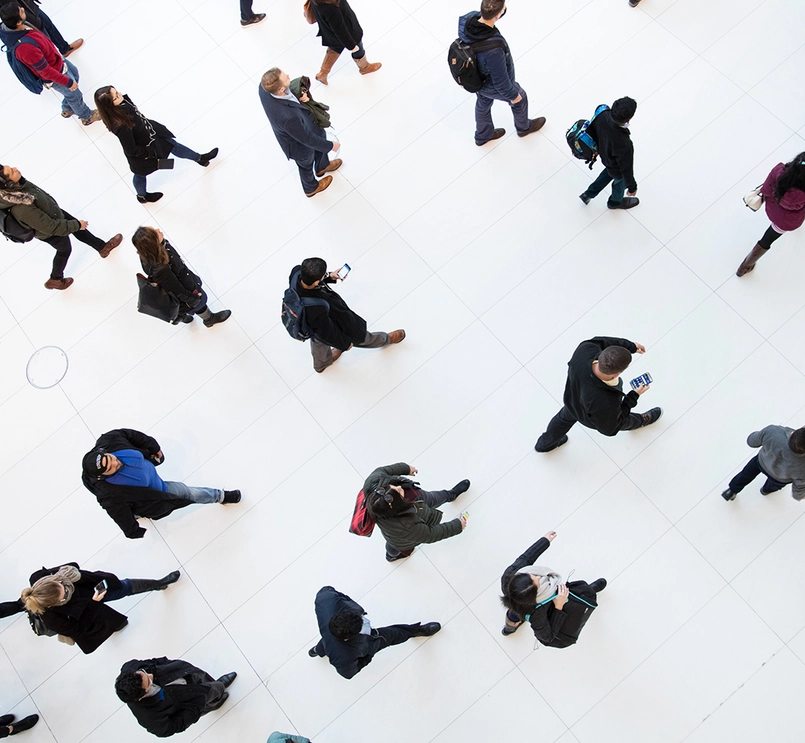 Pessoas caminhando vistas de cima
