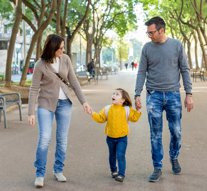 Famille se promenant dans un parc