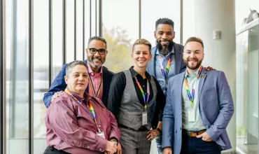 Personas diversas celebrando el orgullo en Novartis